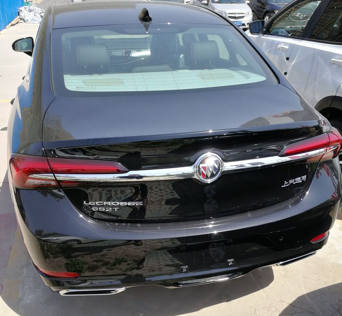 2020款别克君越完成升级,配2.0t 9at,换装652t尾标,22.98万起