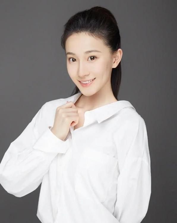 体操女神张豆豆纯白衬衫太撩人,24岁仍单身自律让她美出新高度