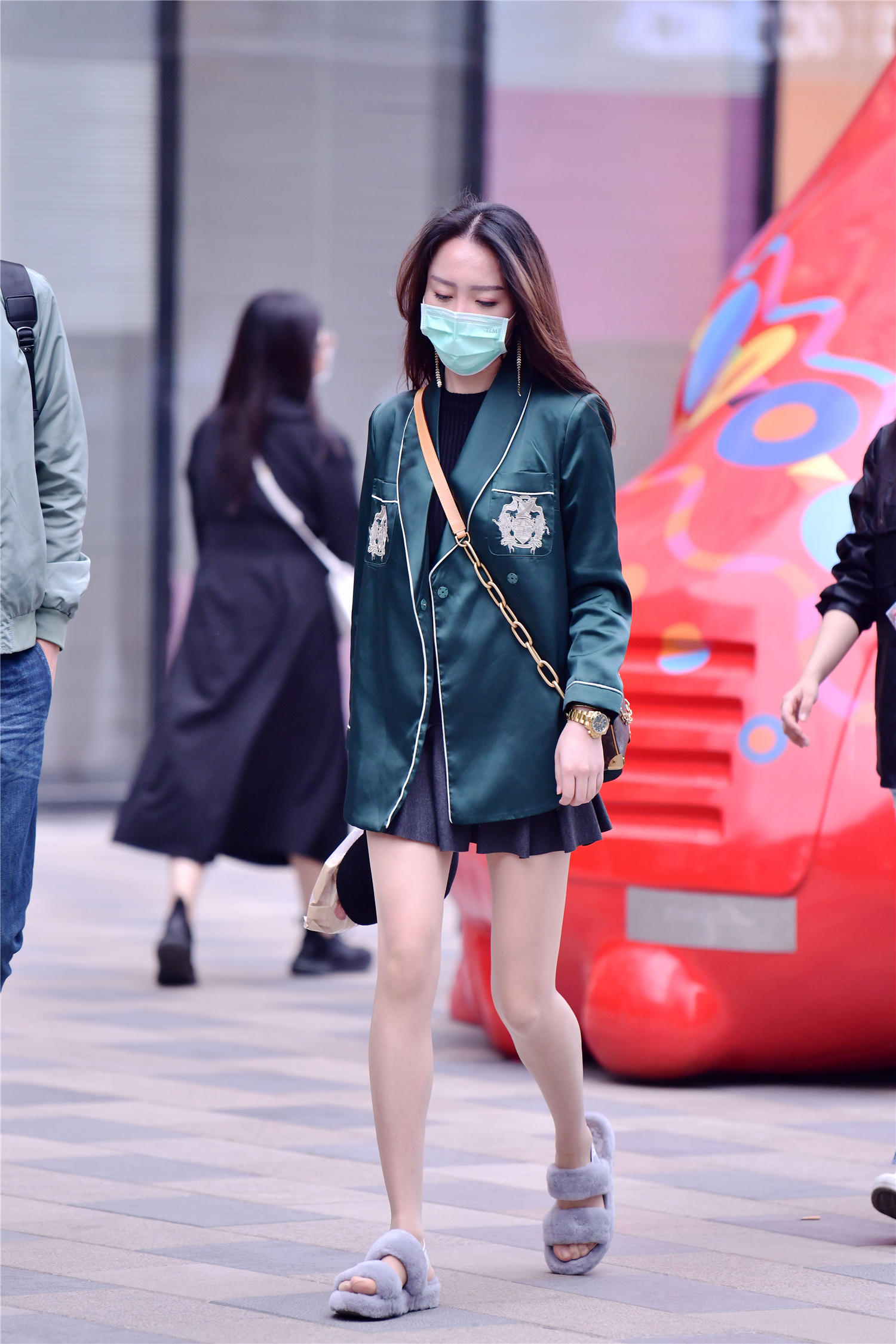 春天穿着一款短裙,搭配出层次,还要穿出个性时尚,透出气质