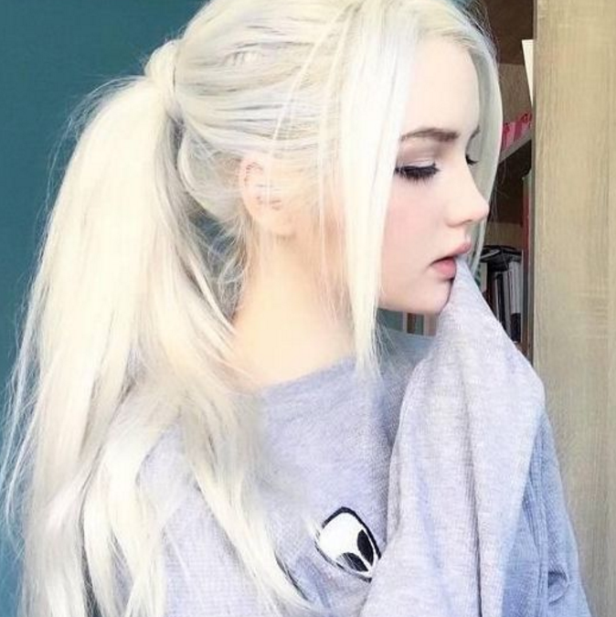 这位俄罗斯女孩天生银发被称精灵从小就能自力更生