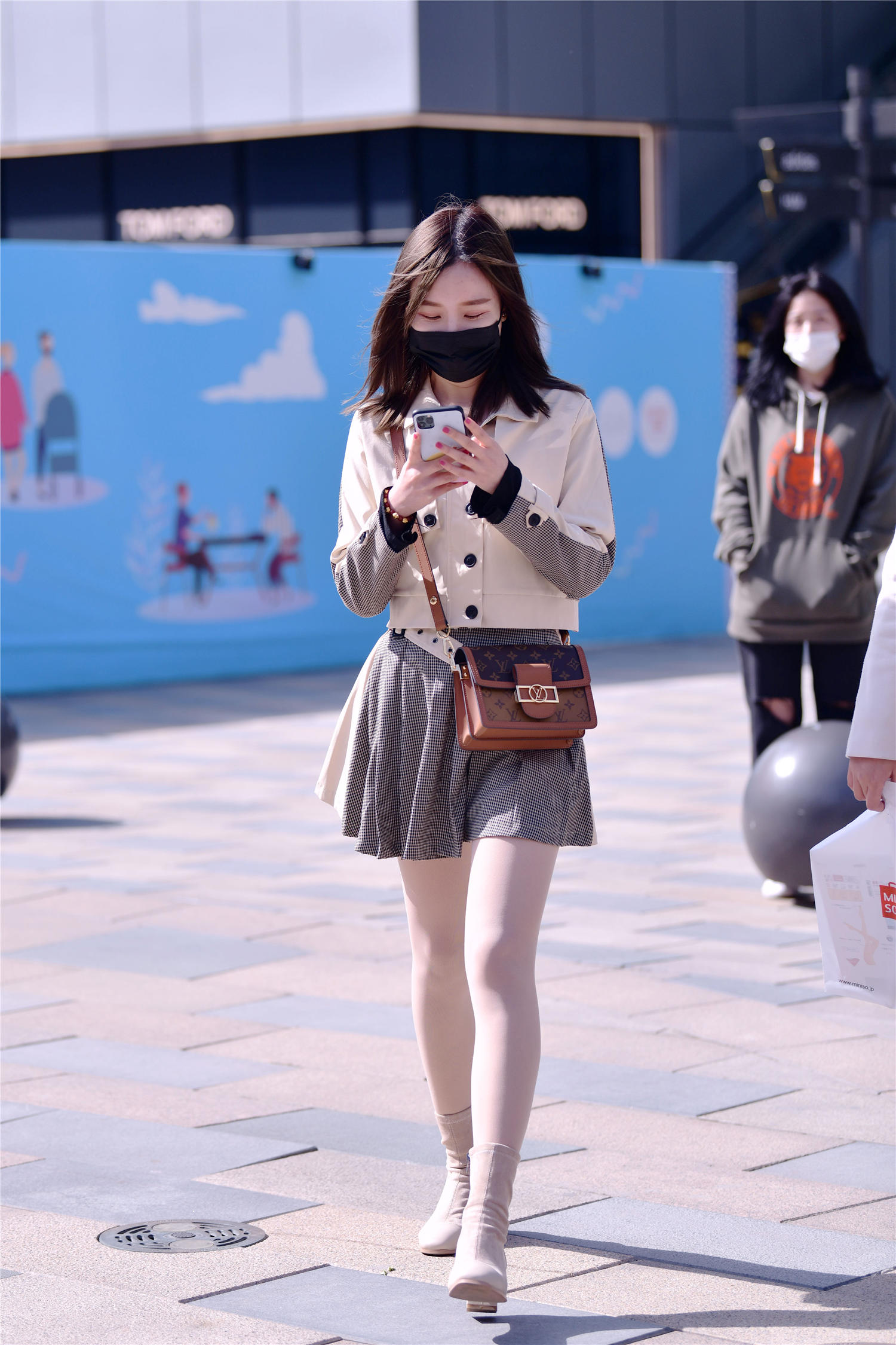 春天穿着一款短裙,搭配出层次,还要穿出个性时尚,透出气质