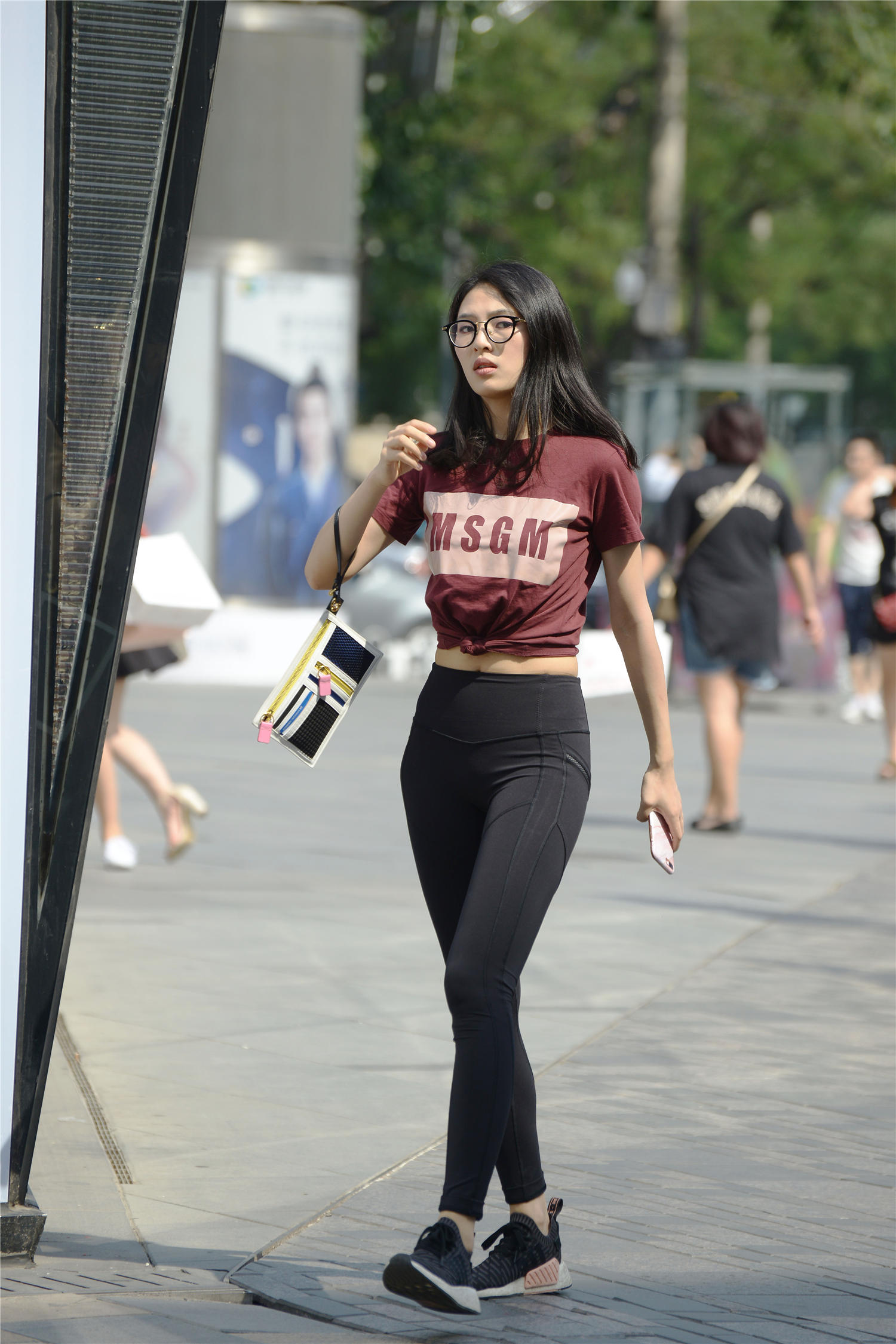 运动款式的瑜伽裤,搭配运动鞋,年轻的姑娘更喜欢运动健身