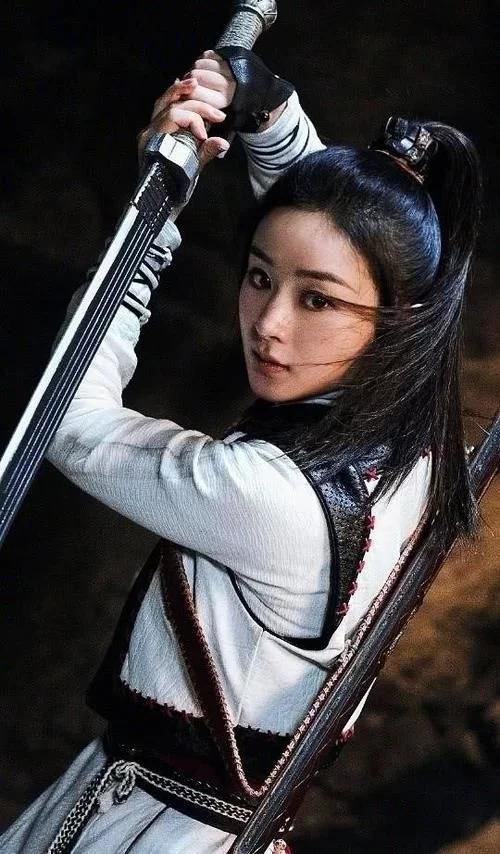 有翡杀青赵丽颖晒周翡背影照王一博晒谢允侧影照默契十足