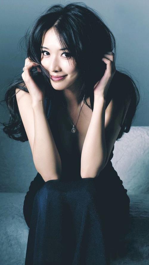 45岁林志玲依旧少女,穿波点短裙女人味十足,配长靴气场好强