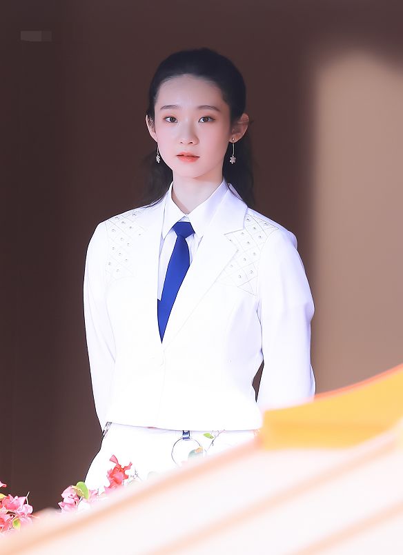 是时代峰峻唯一的一个签约女艺人,而且还是tfboys唯一的一个师妹,所以