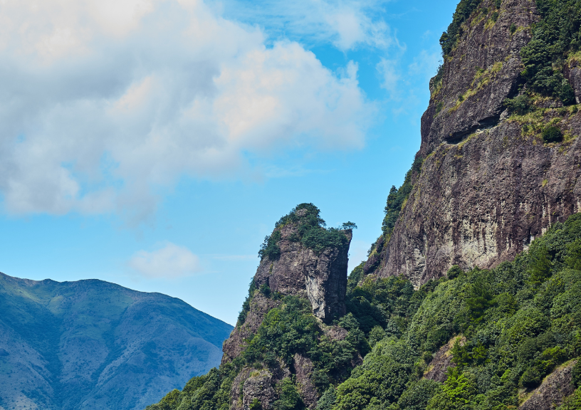 有闽南第一山以及小黄山的称号,这里的险峰,奇石,清泉,迷洞和云雾都是