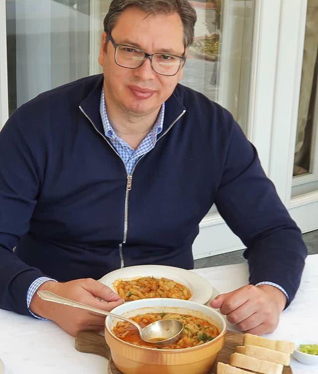 身高2米的塞尔维亚总统晒午饭!竟然吃这么简单,39岁娇妻美绝了