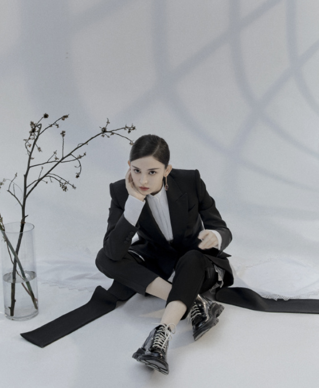 古力娜扎难得尝试中性风穿黑色西装帅气逼人这身材堪称完美