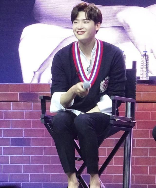 李钟硕前往服兵役地点,穿直筒裤秀腿长,连帽衫也遮不住的帅气!