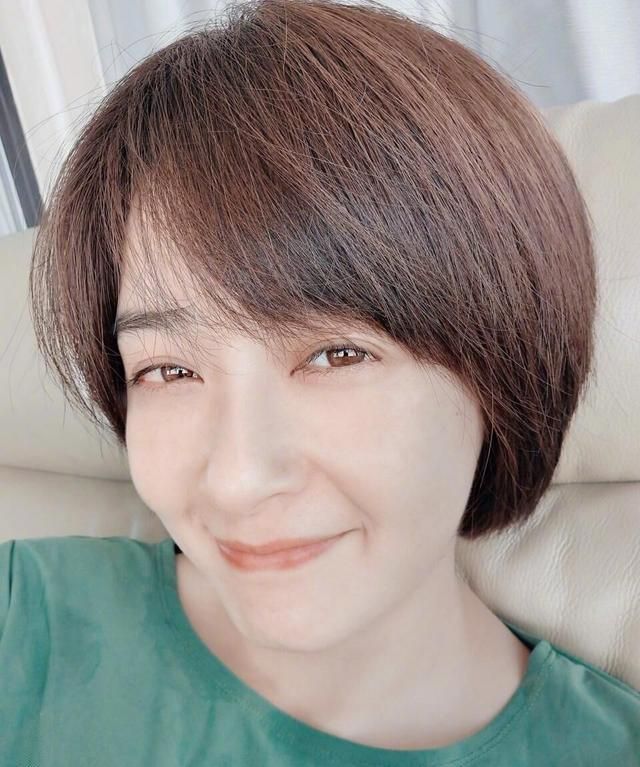 蒋欣晒短发自拍照,气质变化明显,被指太老了像五六十岁的大妈