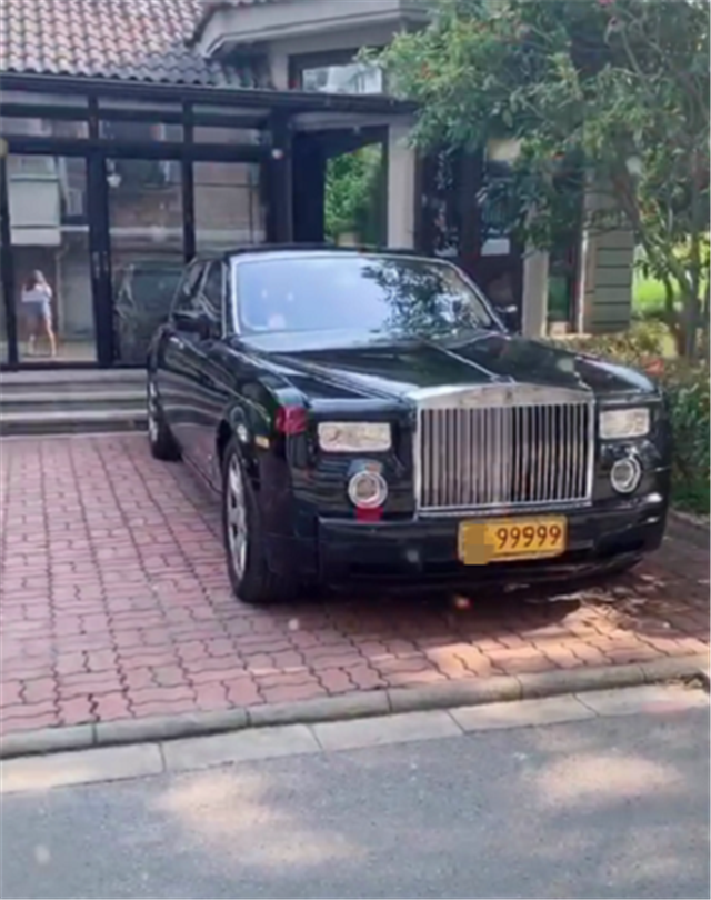 1400万劳斯莱斯挂99999黄牌牌值7位数车主还是某集团老总