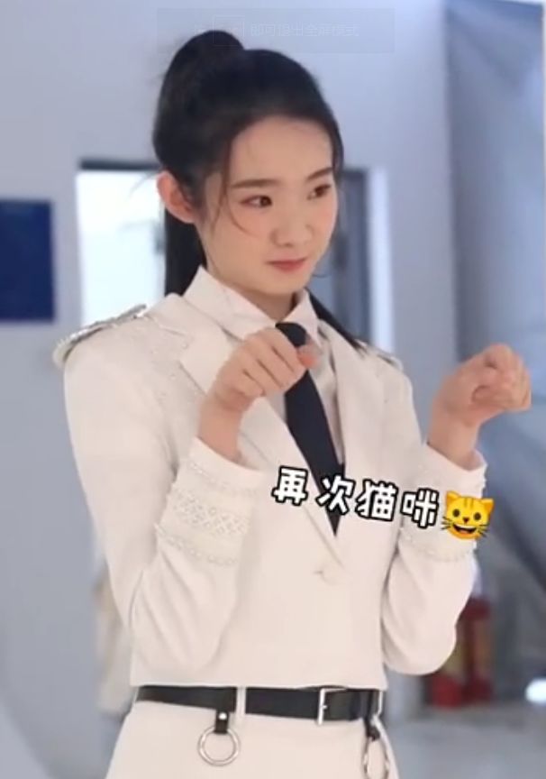 是时代峰峻唯一的一个签约女艺人,而且还是tfboys唯一的一个师妹,所以