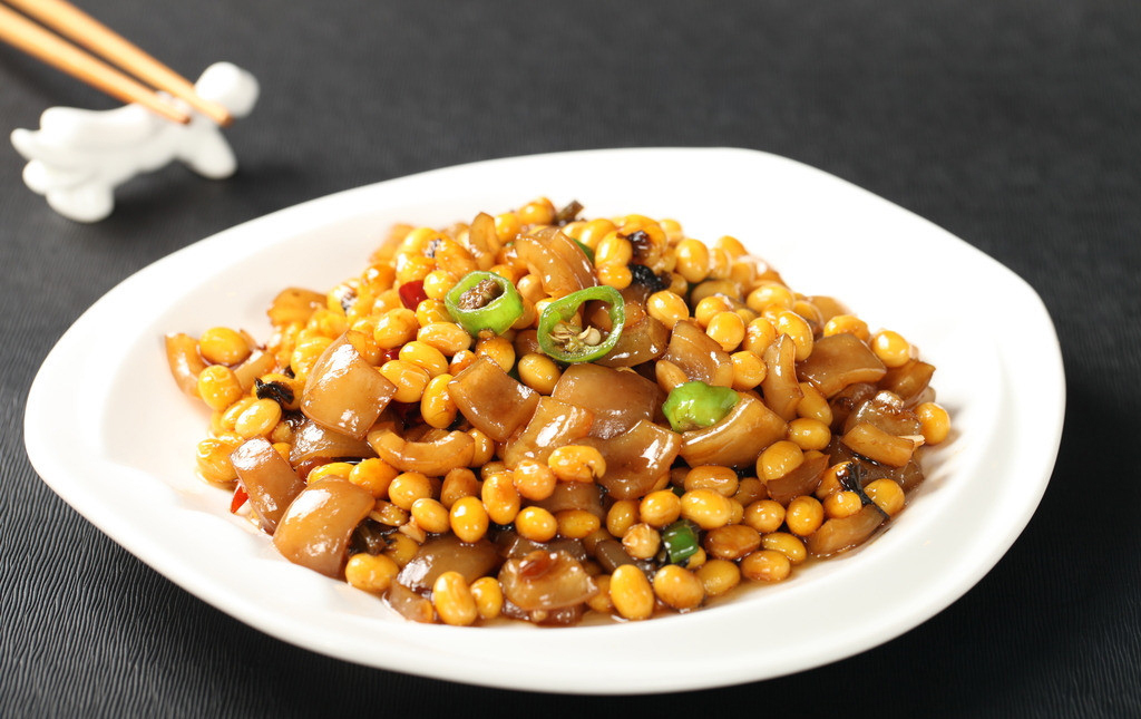 黄豆的营养价值是很高的,这能够帮助身体补充足够的优质蛋白,而且黄豆