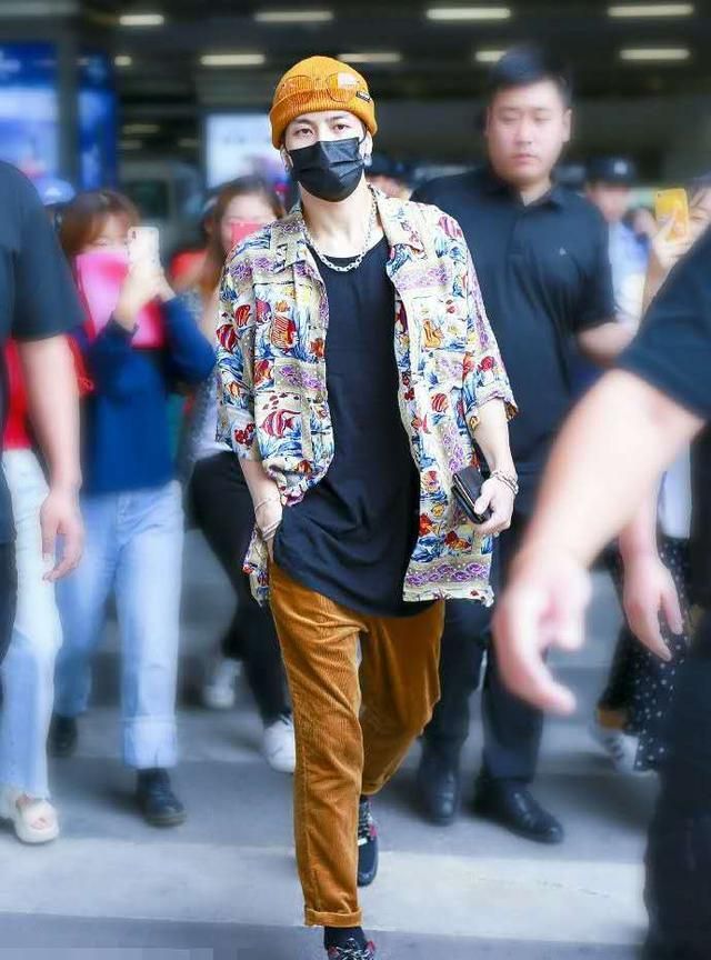 被王嘉尔的酷盖穿搭撩了!豹纹外套下搭格纹休闲裤