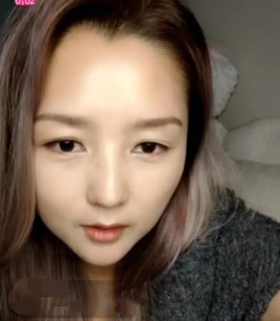 何洁罕见瘦出尖下巴衣品却还是很辣眼