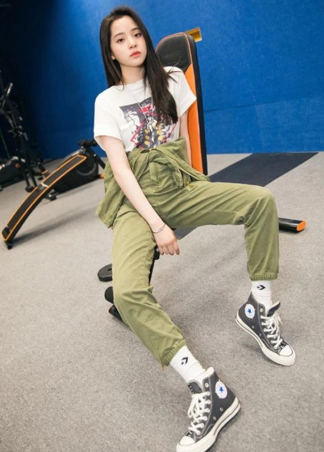 欧阳娜娜真不愧是匡威迷,又带火了一款"烟雾匡威",潮范十足