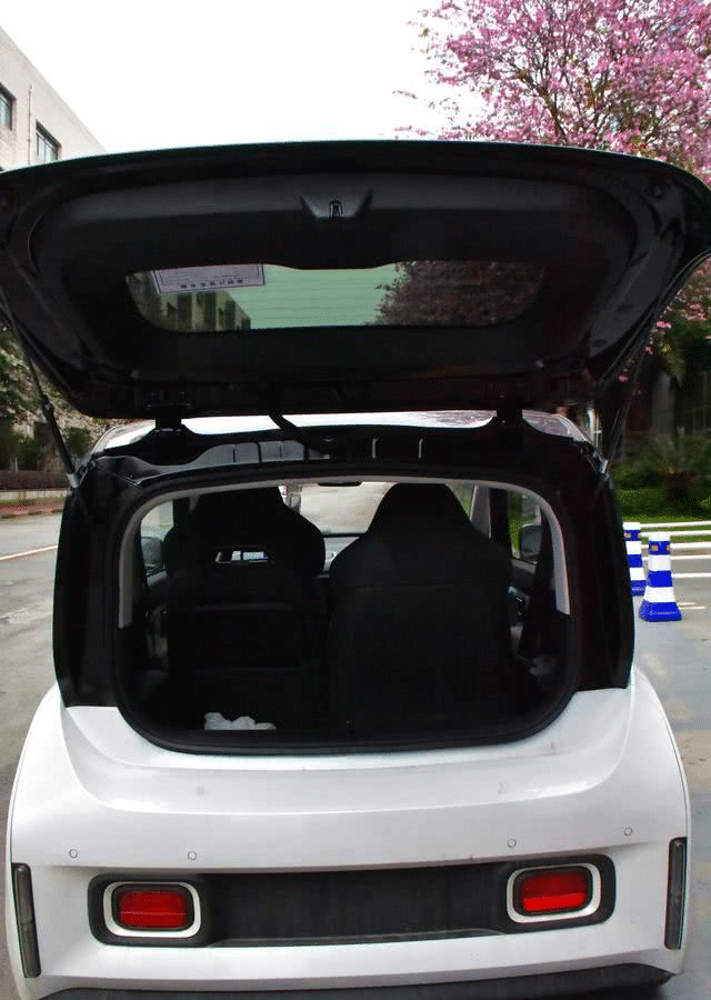 新宝骏e300的轴距要长得多,并且可以看出其内部空间将会更大