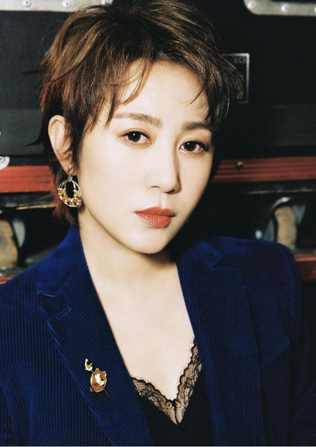 马丽生娃后更有女人味,穿灯芯绒西装配短裤凹造型,秒变气质女神