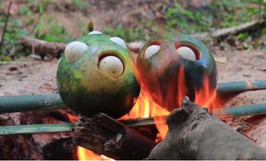 男子把鸭蛋塞进西瓜里,随后放到火上烤,半小时后让人无法淡定