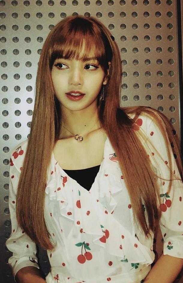 看完人间芭比lisa的穿衣秘诀,你可能捂不住少女心了