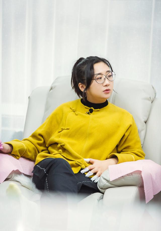 "段子手"傅首尔大变样,一身学生装配粉色短袜,瞬间美回少女