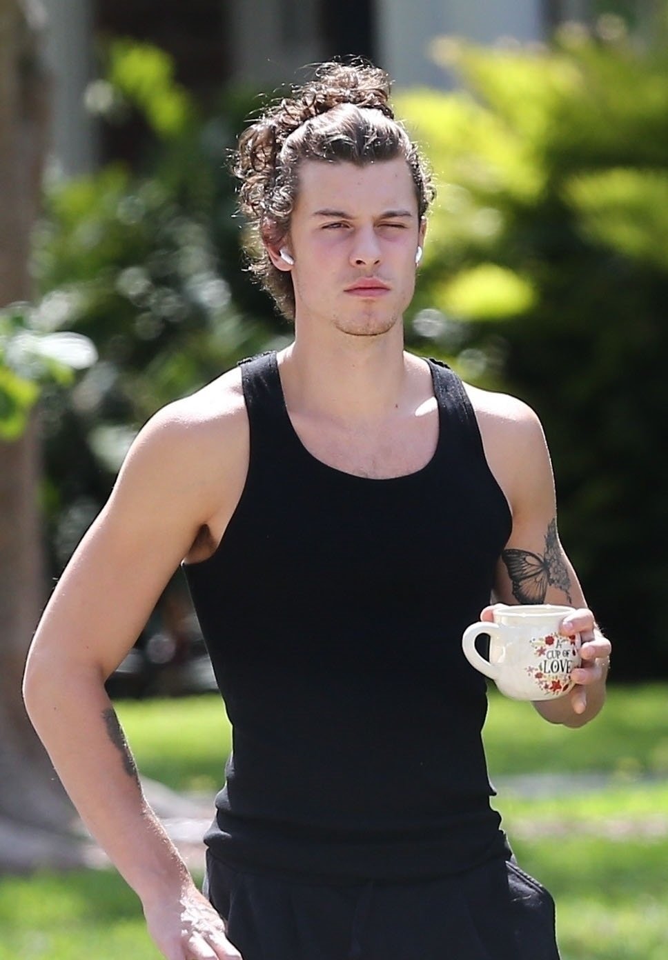 "萌德"肖恩·蒙德兹宅到憔悴,黑眼圈明显,背心也穿反了