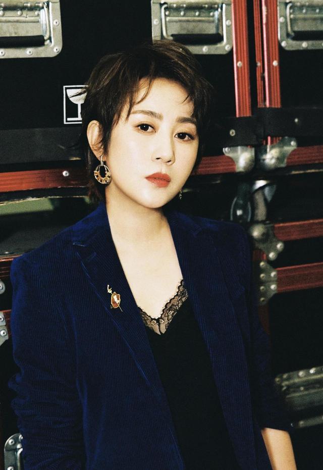 马丽生娃后更有女人味,穿灯芯绒西装配短裤凹造型,秒变气质女神