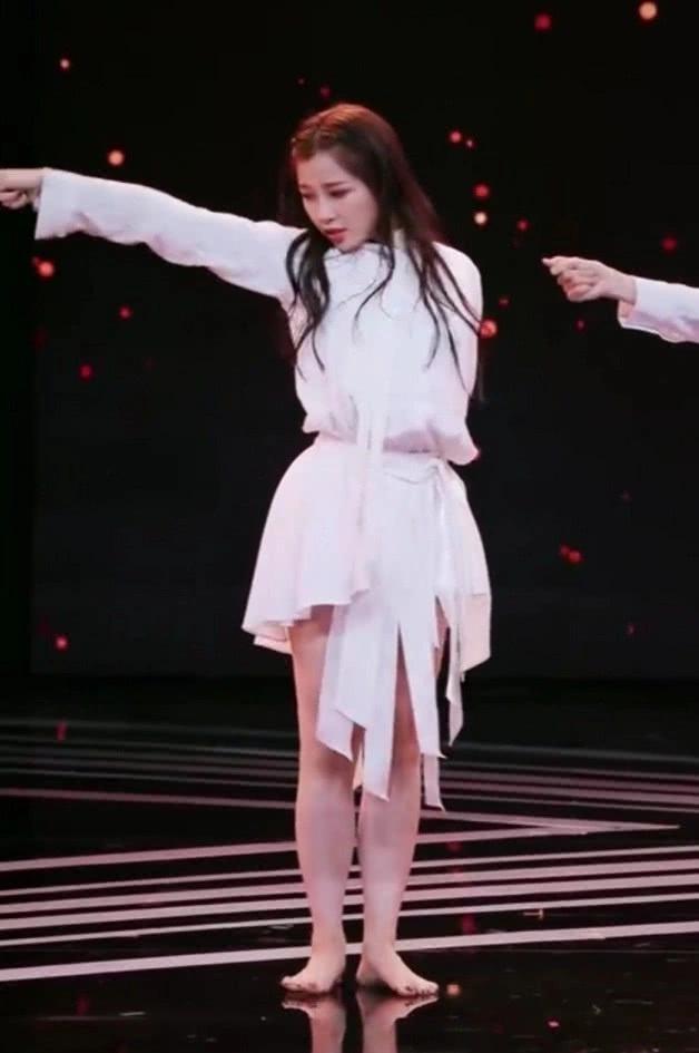 虞书欣第一次公演"光脚上台"!看清她脚型,这就是富养出来的