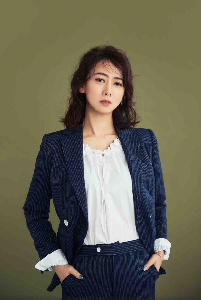 51岁翁虹终于开窍,穿红色针织衫配格纹半身裙,少女气质感太好了