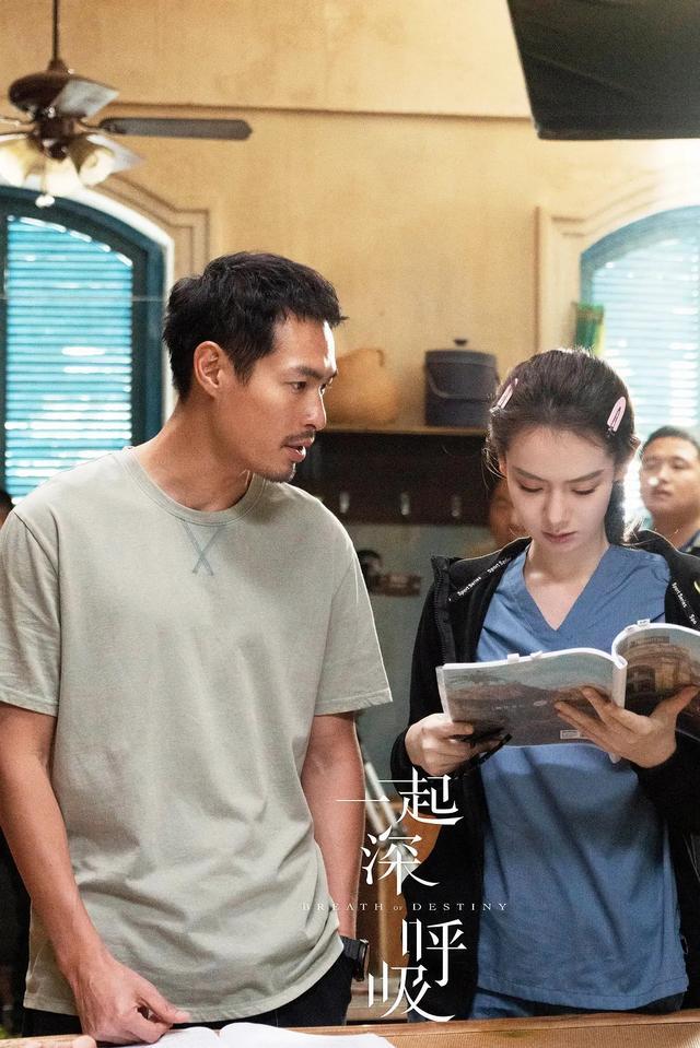 戚薇杨佑宁新剧一起深呼吸杀青杨佑宁的嘴真的好大