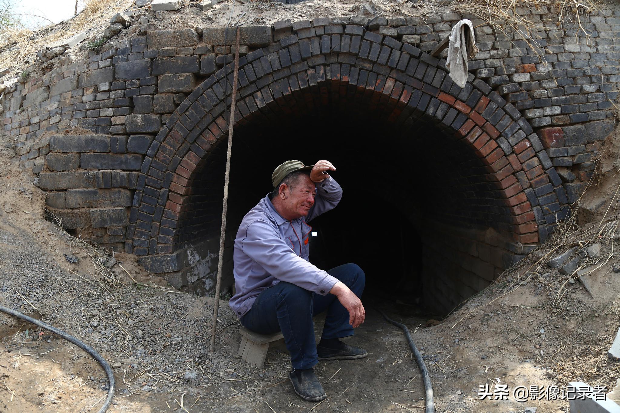 工人冒1200℃高温,在200多年的砖窑里为故宫、长城烧制青砖|材料|工人们|土壤|王立山_新浪新闻