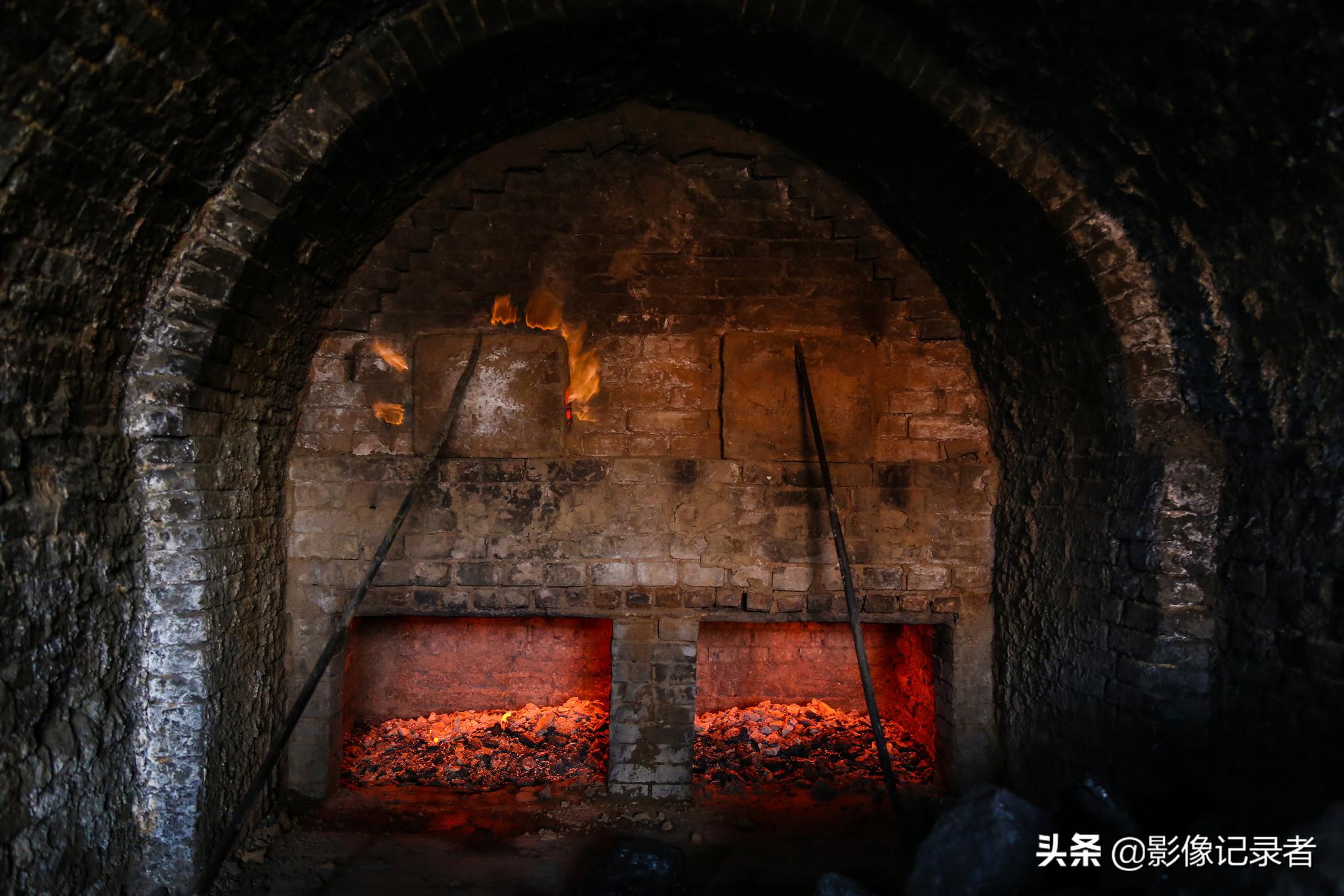 工人冒1200℃高温,在200多年的砖窑里为故宫,长城烧制青砖