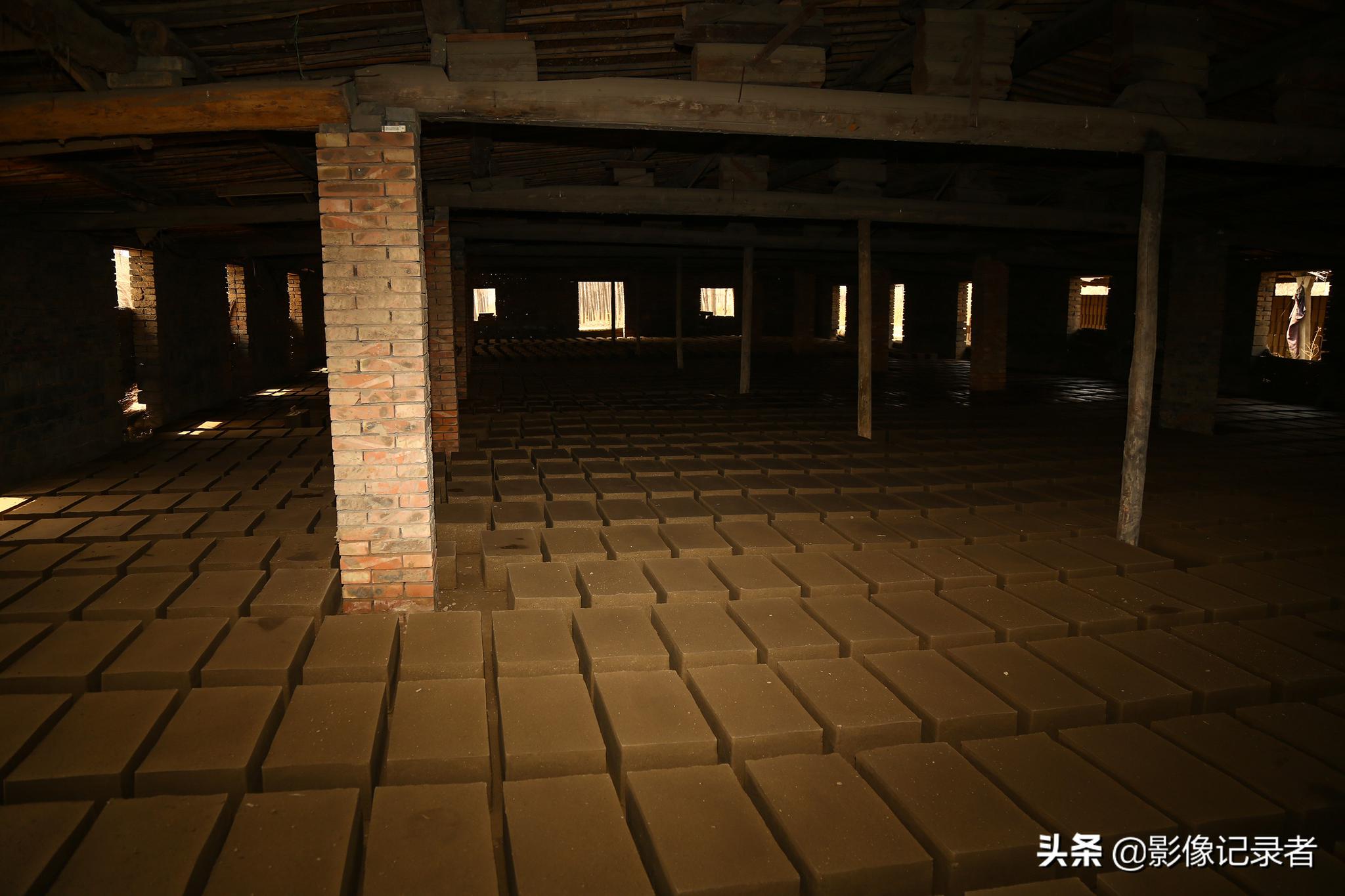 工人冒1200℃高温,在200多年的砖窑里为故宫、长城烧制青砖|材料|工人们|土壤|王立山_新浪新闻