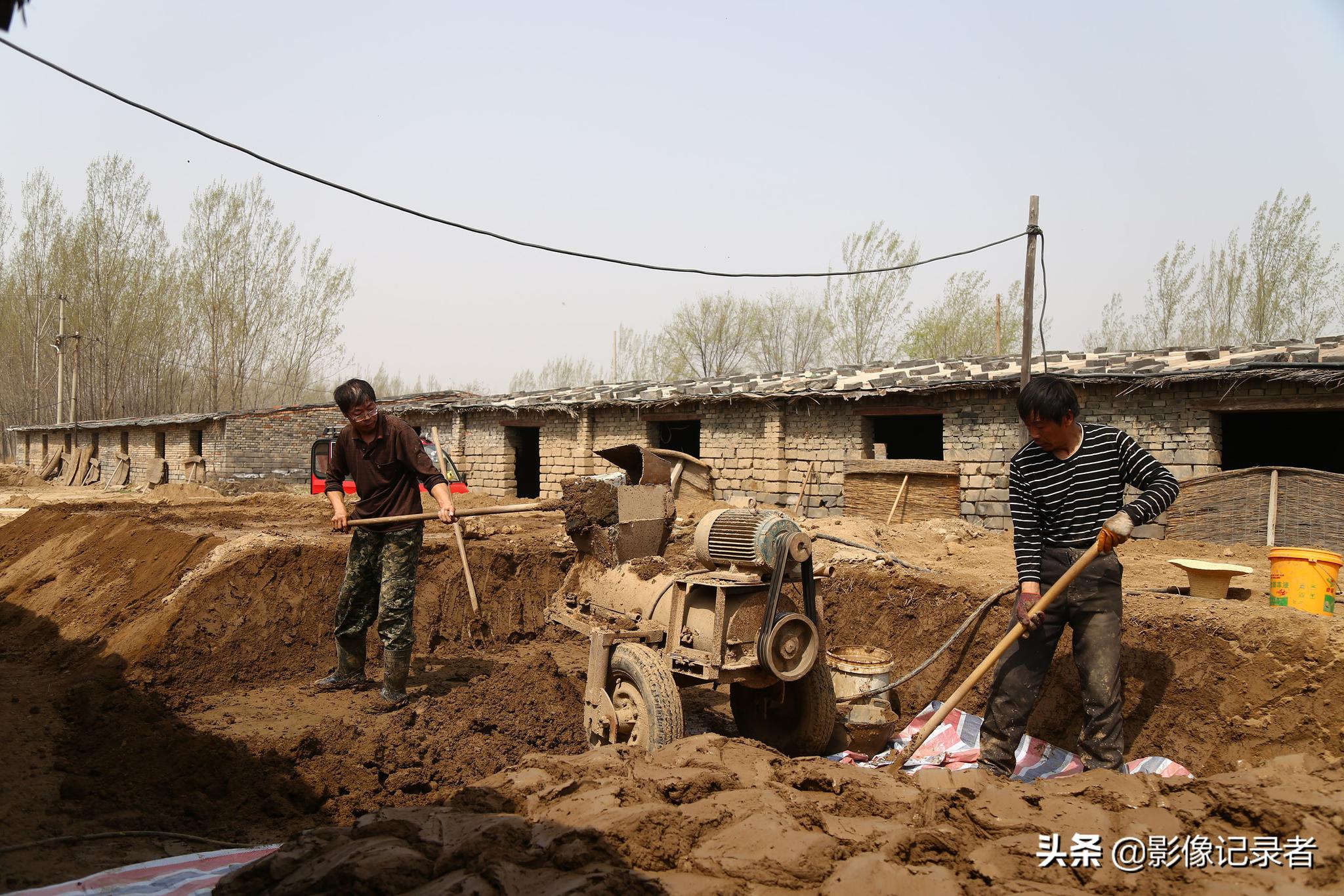 工人冒1200℃高温,在200多年的砖窑里为故宫、长城烧制青砖|材料|工人们|土壤|王立山_新浪新闻