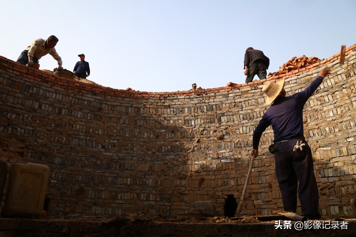 工人冒1200℃高温,在200多年的砖窑里为故宫、长城烧制青砖|材料|工人们|土壤|王立山_新浪新闻