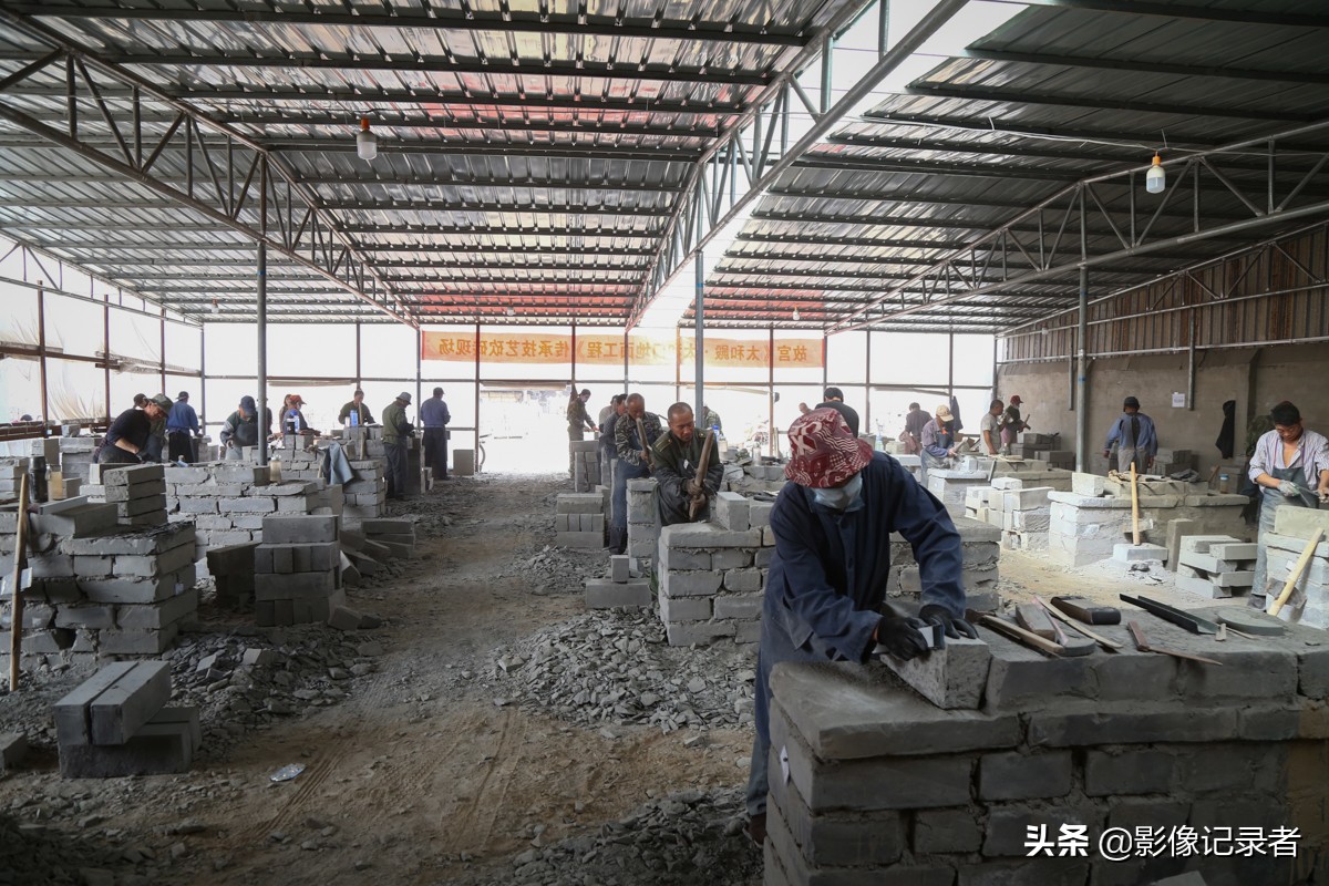 工人冒1200℃高温,在200多年的砖窑里为故宫、长城烧制青砖|材料|工人们|土壤|王立山_新浪新闻