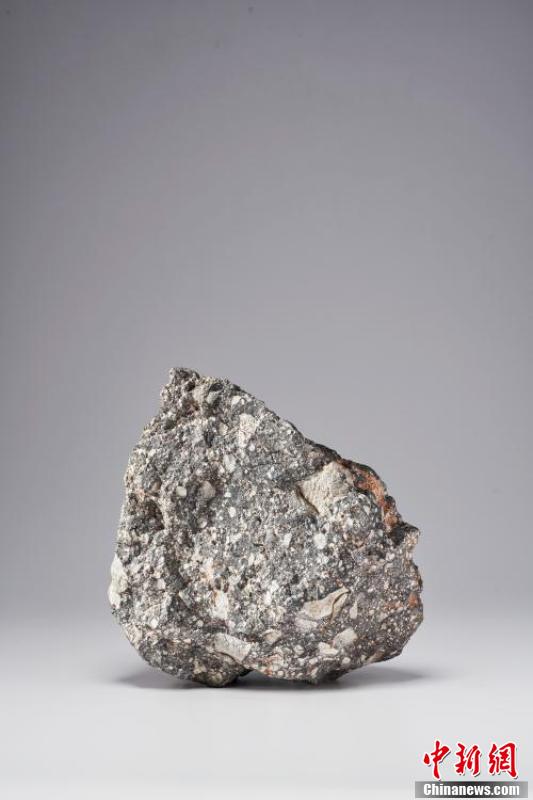 世界最大月球陨石之一将拍卖 约有一个足球大小