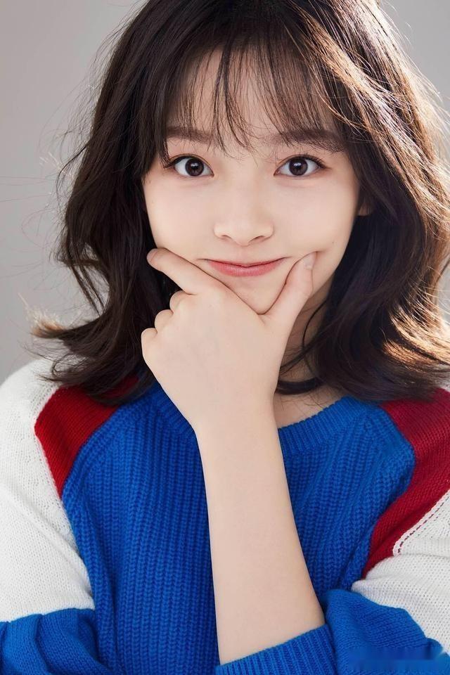 她出道第一部戏就是女主,参演过小鬼mv,参加青2杨幂为她打call