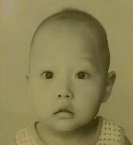 从照片上可以看出易建联小时候面对镜头似乎有些害羞,眼睛也是有些