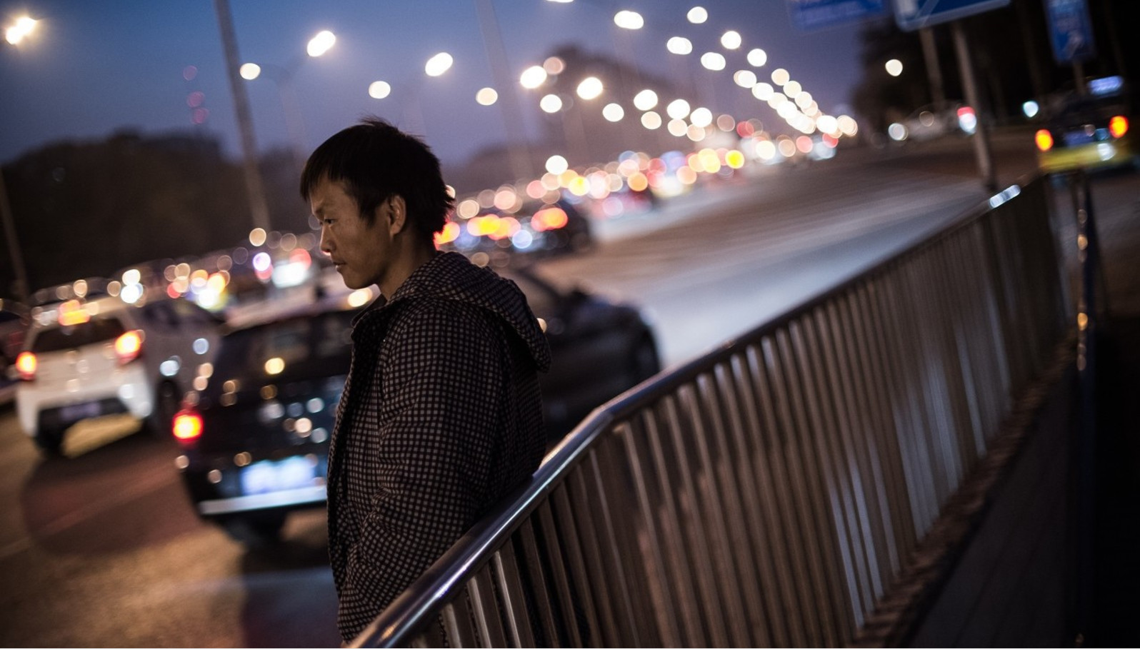 北漂男子酷似王宝强梦想靠群演成为大明星居住在桥洞中