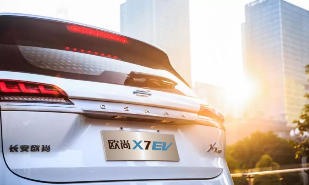 虽然续航不占优,但是长安欧尚x7燃油版在空间上的优势被延续了下来.