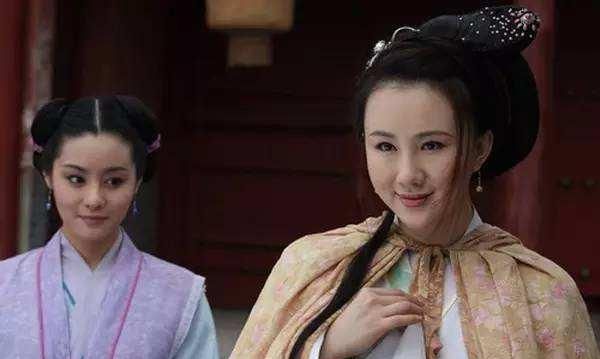 她因为饰演澳门风云2中的老千女被观众亲切称为二筒姐