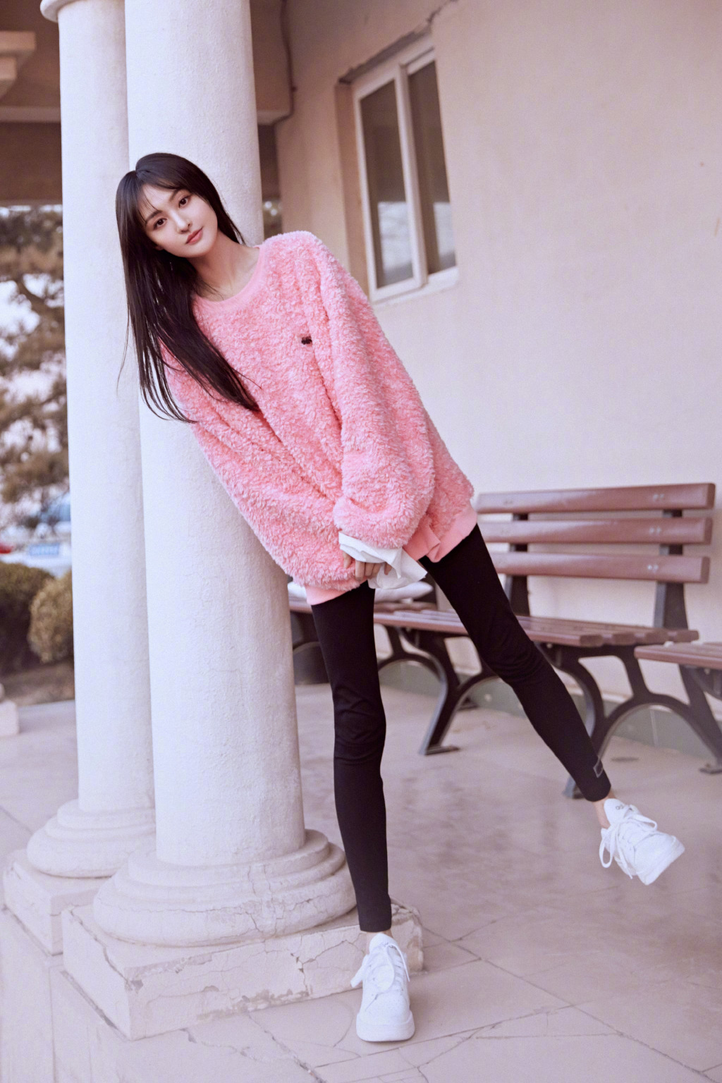 郑爽的衣着搭配比较随性的,你看她穿一件粉色的毛绒上衣,搭配一条黑色