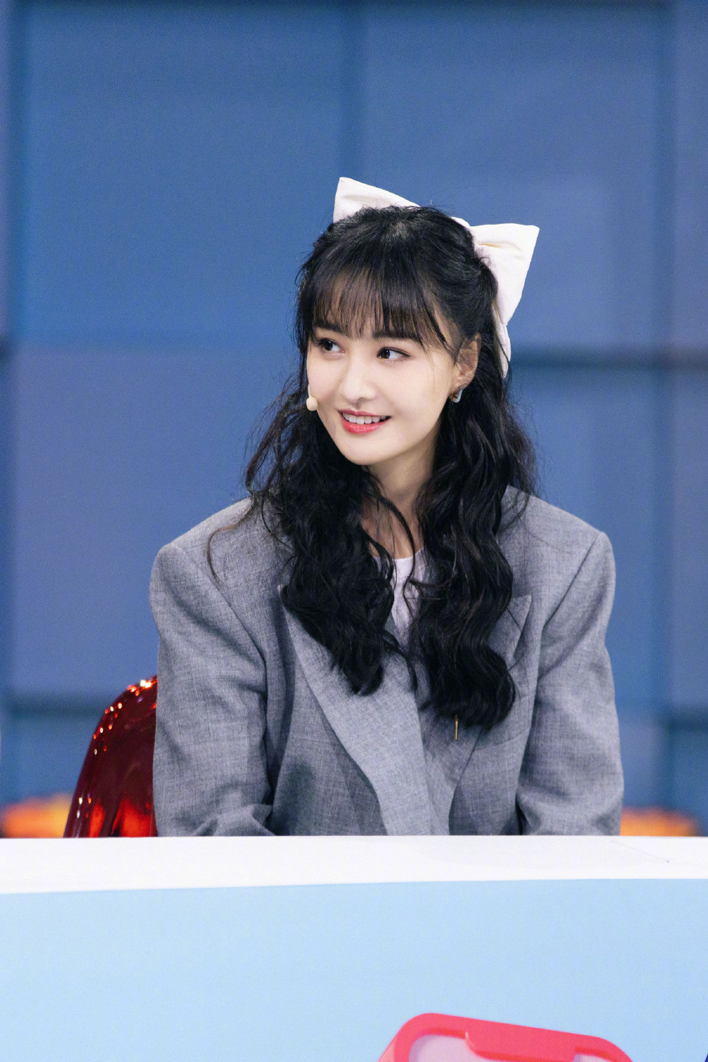 郑爽认真营业,扎麻花辫提名牌包,29岁依旧美成偶像剧女一号