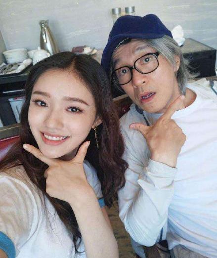 周星驰和林允通电话很亲密,得知有电视台拍摄,秒变"严肃老板"