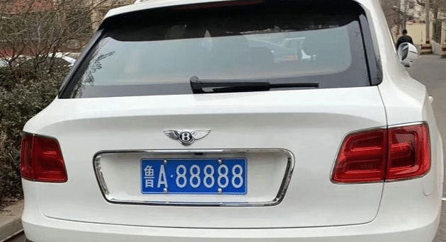 鲁a88888,这个是山东济南的车牌代码,这辆车的排量也是6.