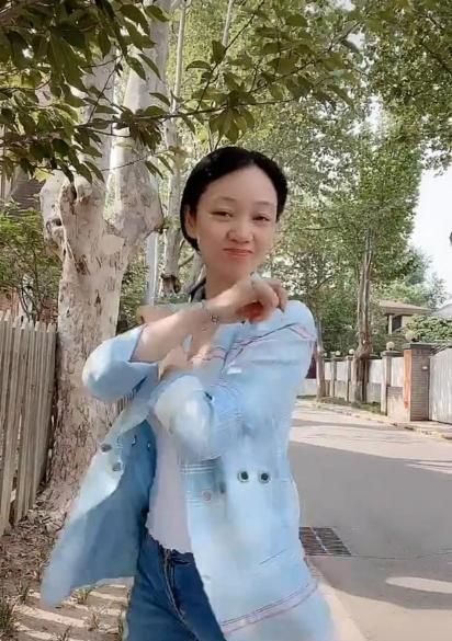 安徽台一姐近况曝光,路边摇头扭胯大秀舞姿,46岁依旧韵味十足|周群