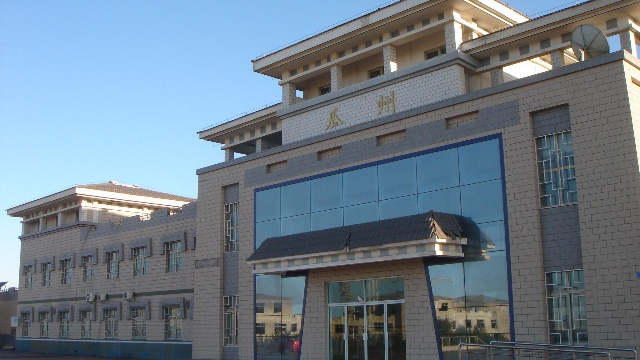 敦煌铁路分两期建成,一期工程北起柳沟站,南至敦煌站,于2004年9月开工