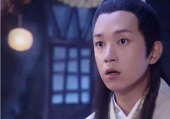 他也不再是潘粤明,曾经的潘粤明是《白蛇传》中谦逊有礼的白面小生