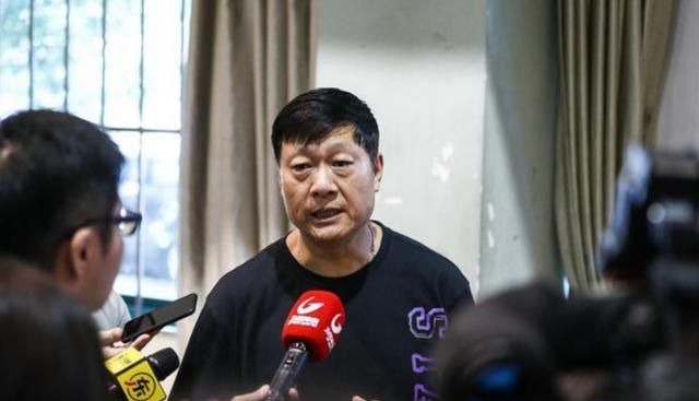 上海男篮300万签山东男篮总冠军球员,25场3分2篮板大跌眼镜|张春军